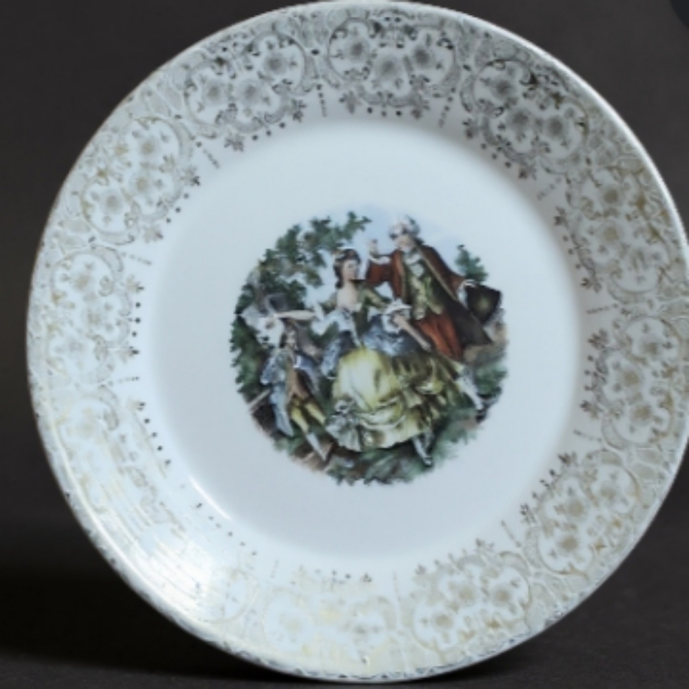 Elegant Vintage Sebring Pottery Company. Chantilly Pattern Plate 22 K Gold Trim.